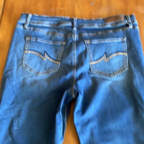 Royalty Distressed Capri Jeans Size: 12 - Picture 8 of 13